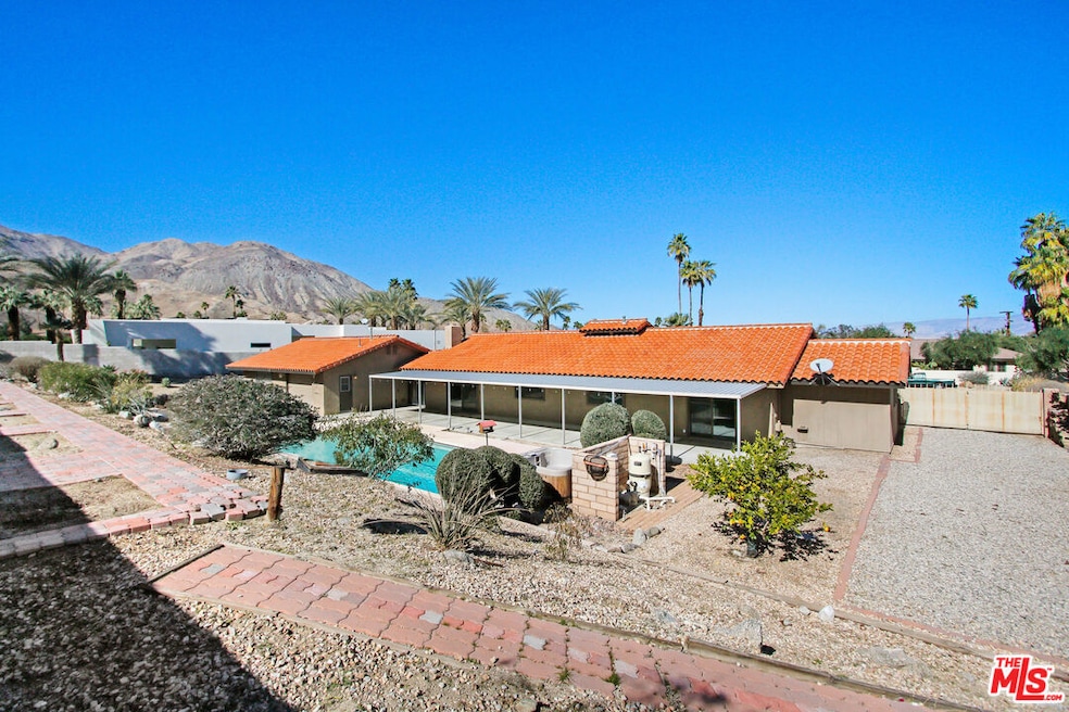 Large backyard with great mountain views!