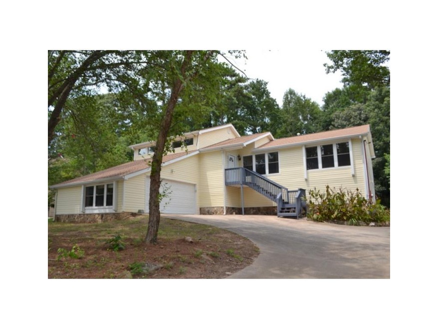 LOW MAINTENANCE VINYL SIDING! SPACIOUS FLOORPLAN! 