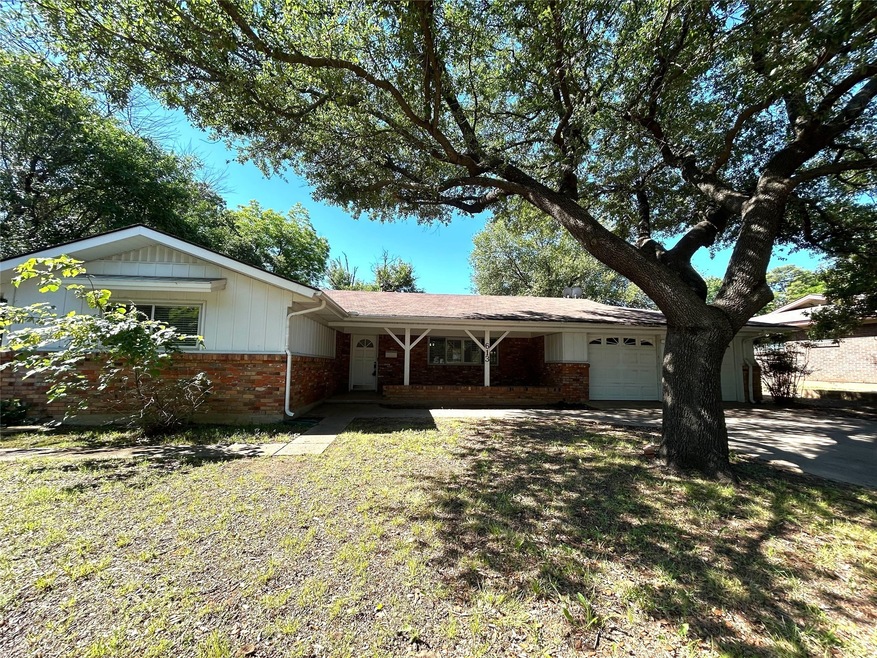 613 W Redbud Dr, Hurst, TX 76053 - photo 1