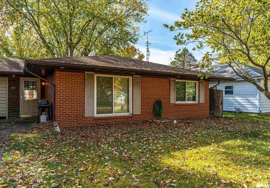 211 Rhoads Ave, Lincoln, IL 62656 - photo 1