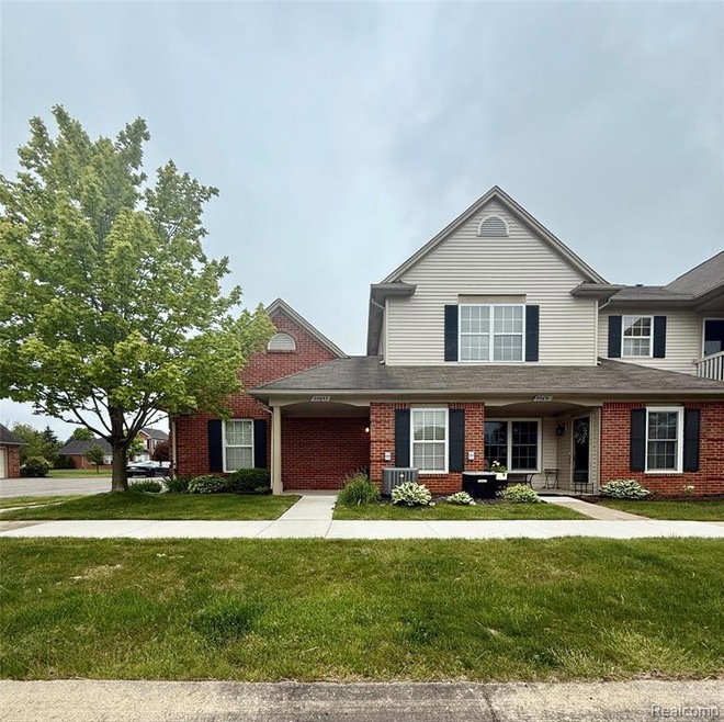 20653 Henry St unit 41, Trenton, MI 48183 - photo 1