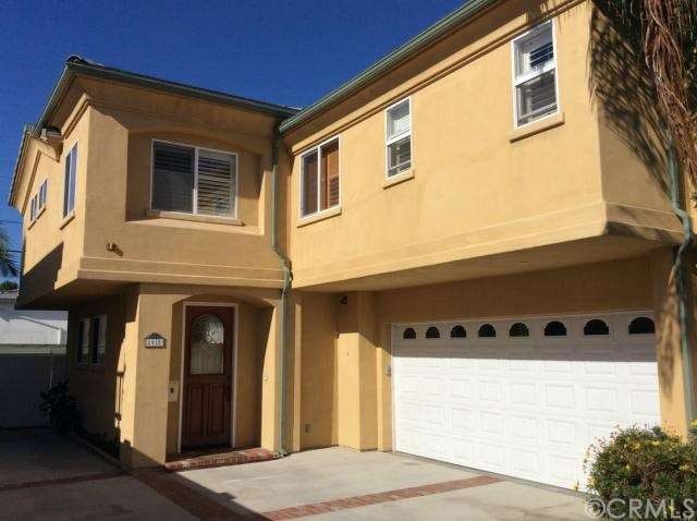 Freestanding rear unit with back yard! Nice hardwo