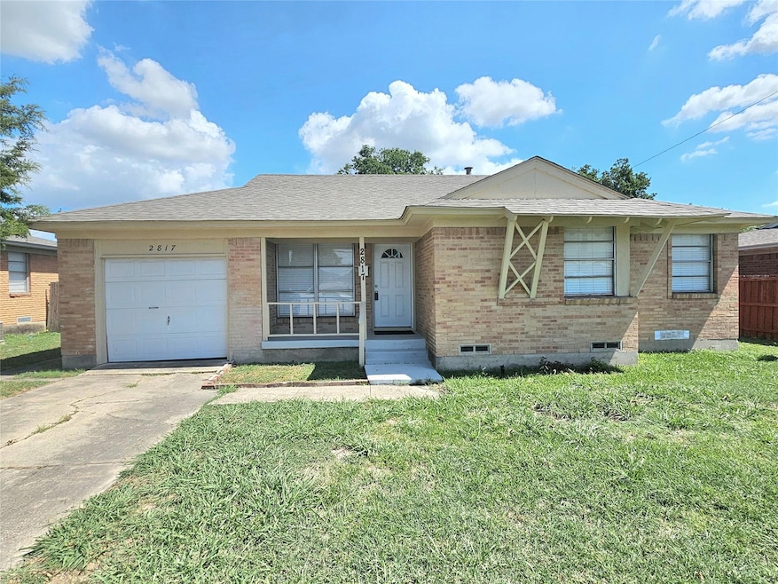 Ranch-style house featuring a garage and a front l
