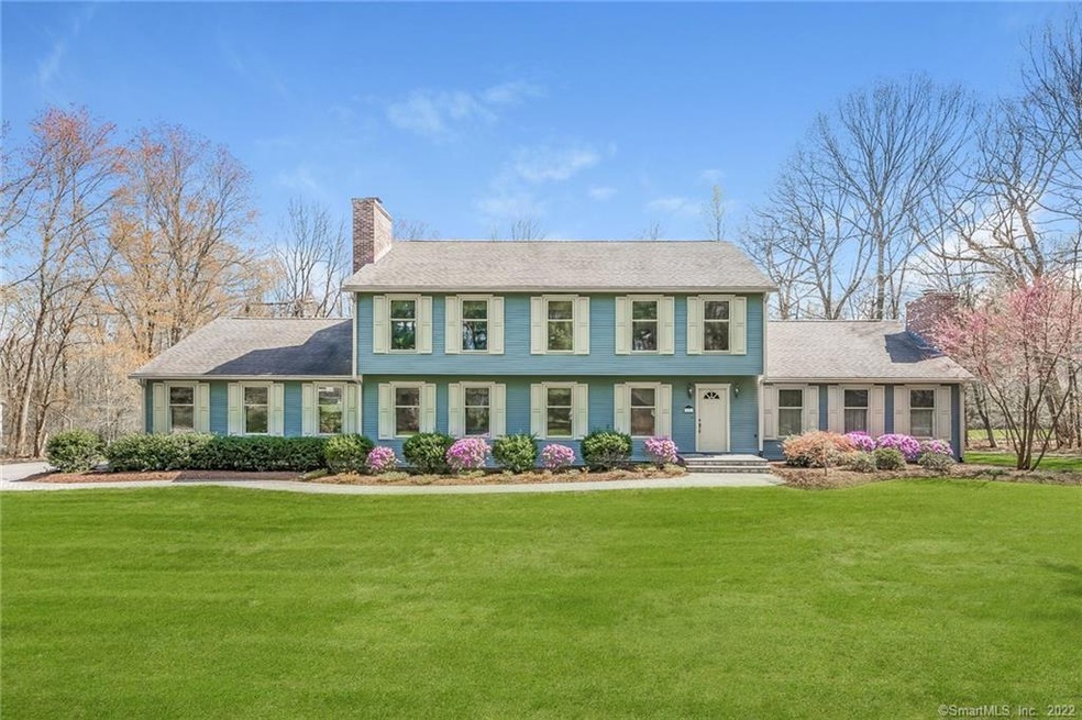 Beautiful Curb Appeal at 25 Field Stone Run!