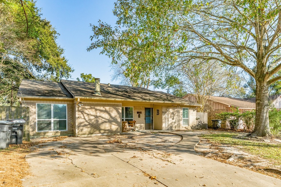 311 Sycamore St, Alvin, TX 77511 - photo 1