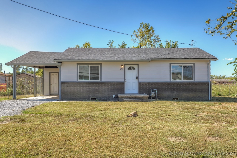 Newly remodeled 2/1 in the middle of Claremore. Ne