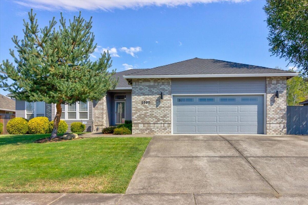 2560 Meadow Creek Dr, Medford, OR 97504 - photo 1