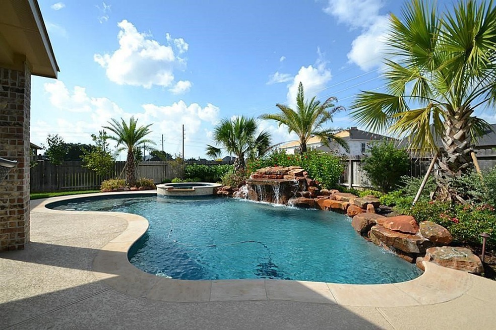 Executive 5 bedroom 4.5 bath with amazing outdoor living space!