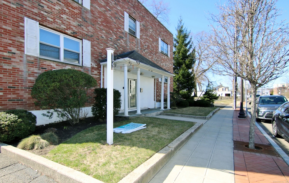 43 Crescent St unit 11, Stamford, CT 06906 - photo 1