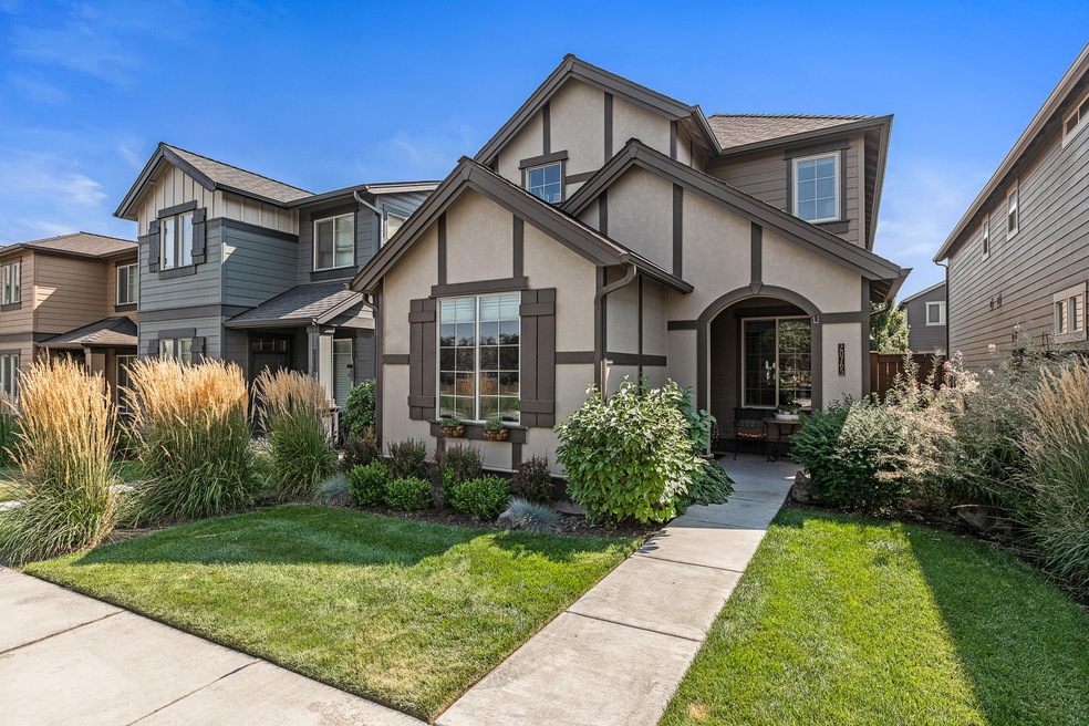 20765 Comet Ln, Bend, OR 97701 - photo 1