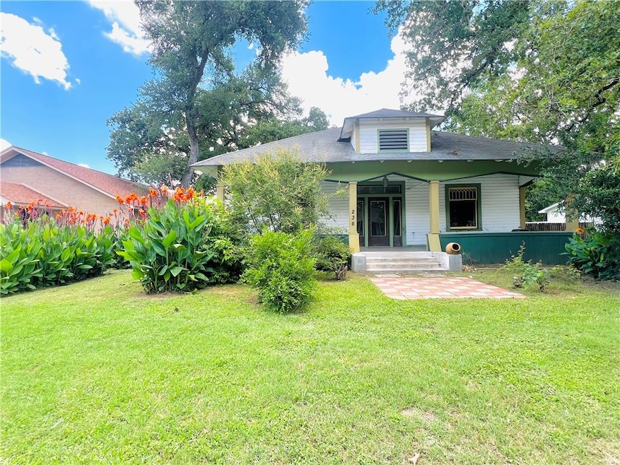 View of front facade featuring a front lawn