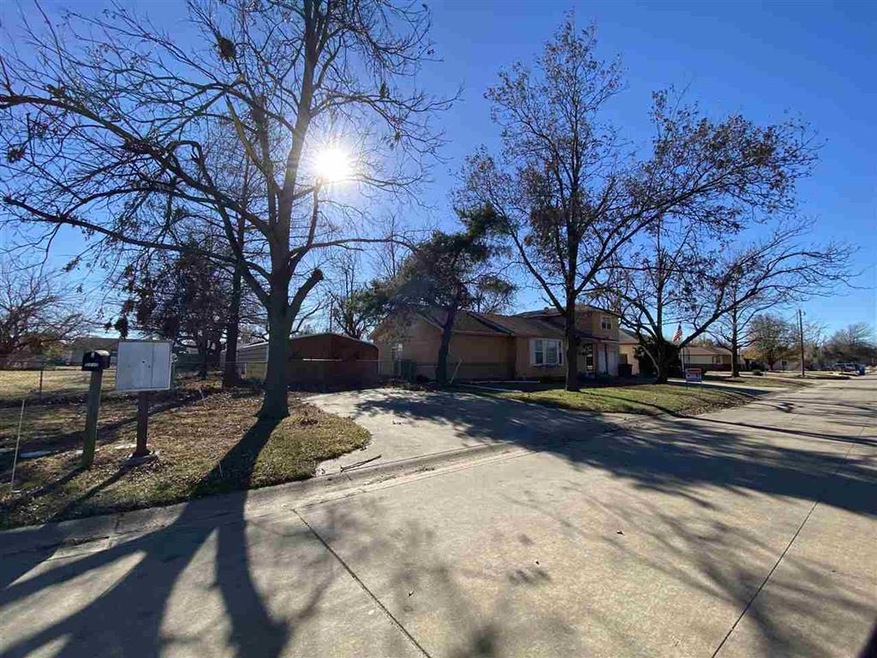 2805 E Cypress Ave, Enid, OK 73701 - photo 1