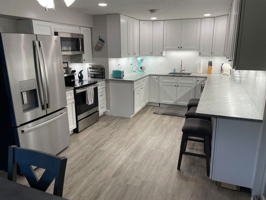 162 Robinson Rd unit B, Hudson, NH 03051 - photo 1