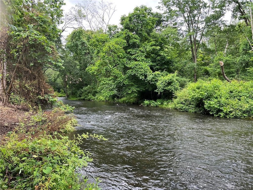Tranquil country Lot & minutes to shopping, school