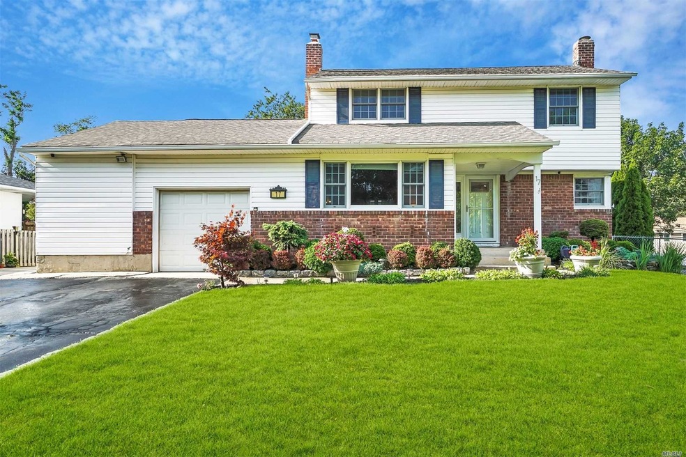 17 Regina Dr, ComMacK, NY 11725 - photo 1