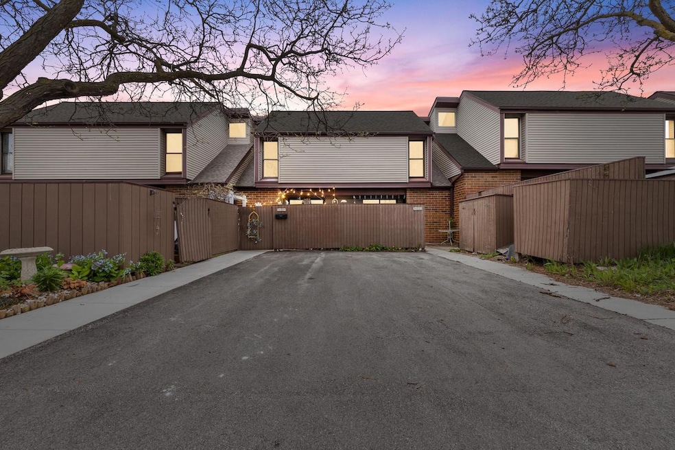 1411 W Edgerton Ave Unit V-1