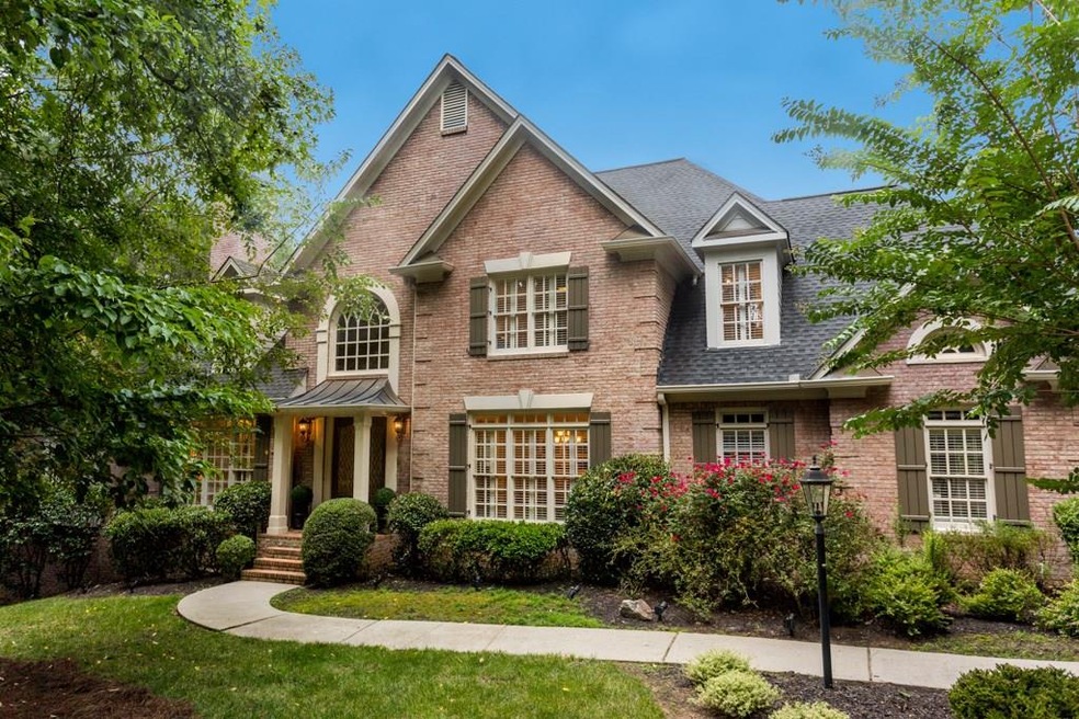 Beautifully traditional  and renovated 3 sides bri