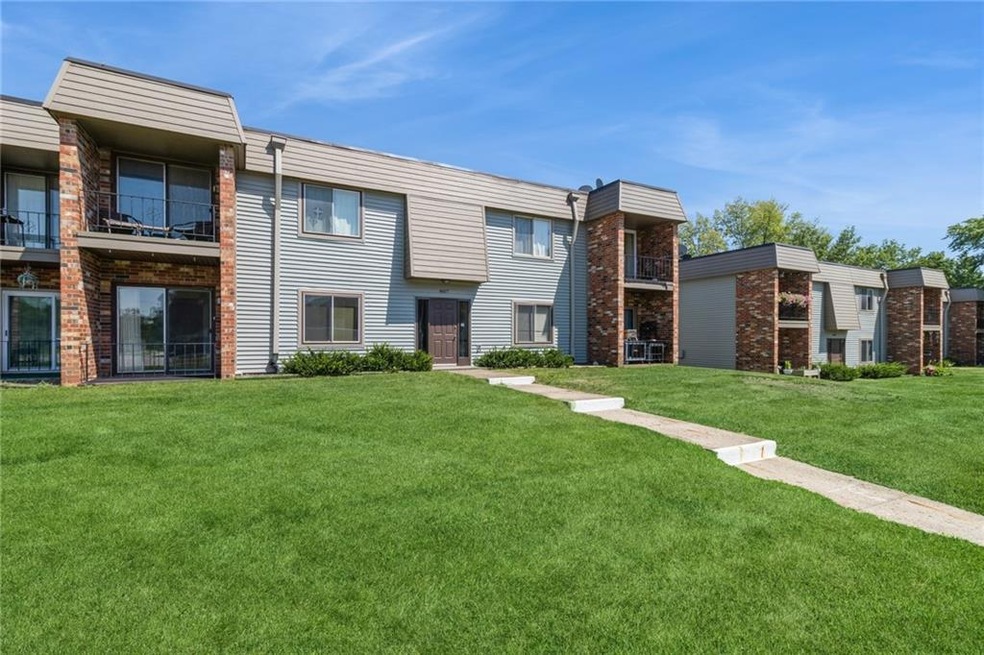 4817 Woodland Ave unit 2, West Des Moines, IA 50266 - photo 1