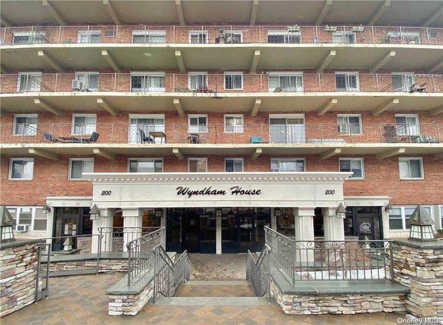 Wyndham House unit 213, Lynbrook, NY 11563 - photo 1