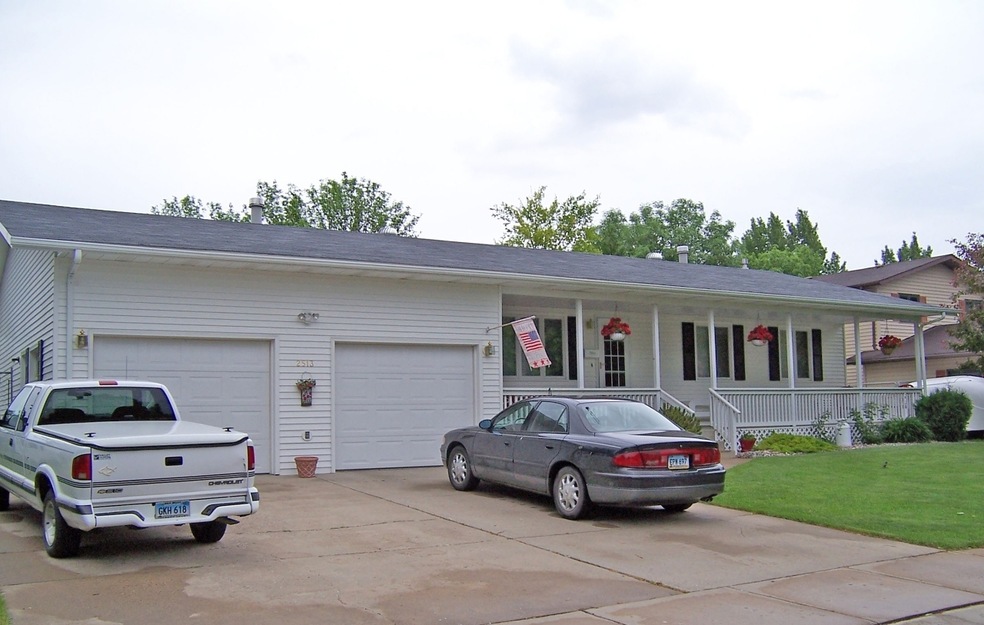 2513 W Fallcreek Ct, Grand Forks, ND 58201 - photo 1