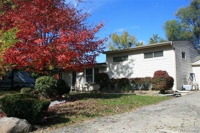 Spacious 3 Bdrm in Walled Lake