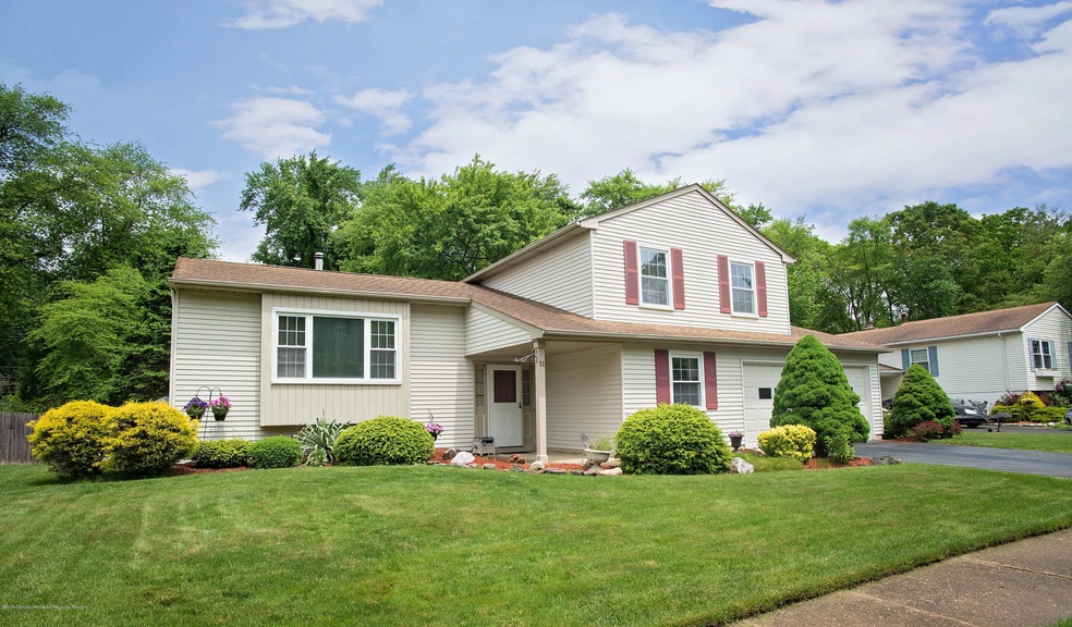 11 Colonial Ct