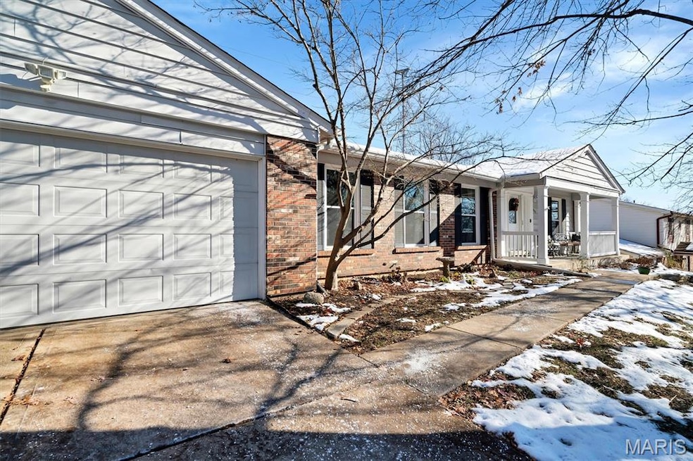 902 Rusticmanor Cir, Ballwin, MO 63011 - photo 1