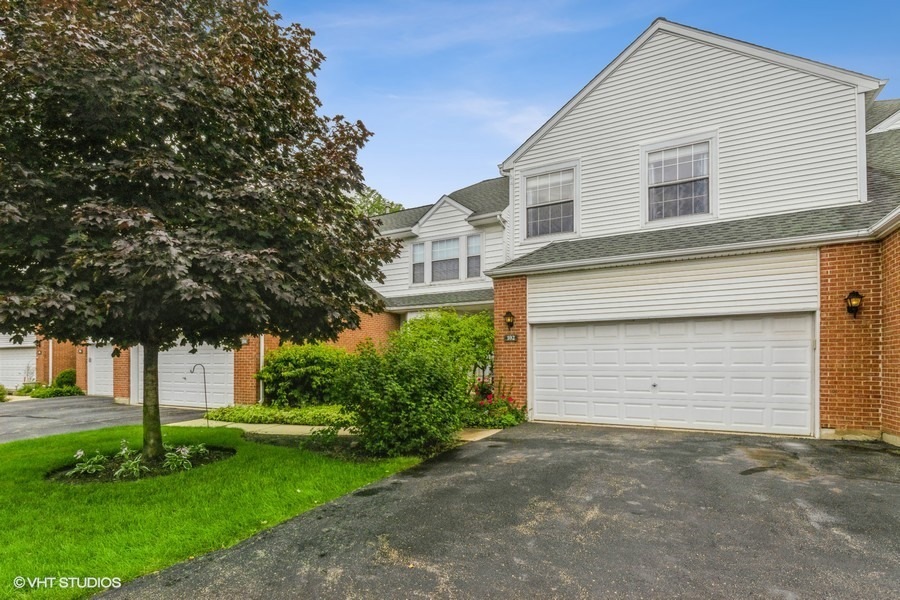 102 Pembroke Cir unit 47C1, Lake Bluff, IL 60044 - photo 1