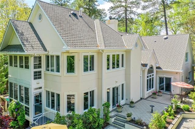 This custom-made golf course home offers a luxurio