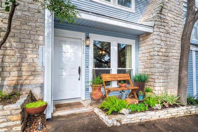 Gorgeous condo in Townhomes of Northwest Hills