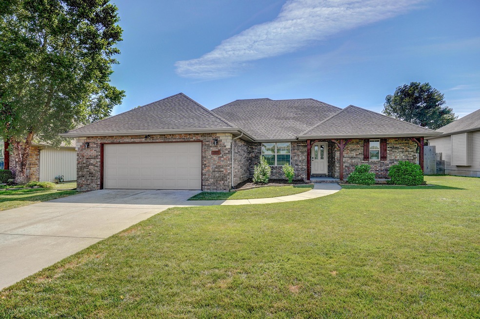 302 N Leeann Dr-1