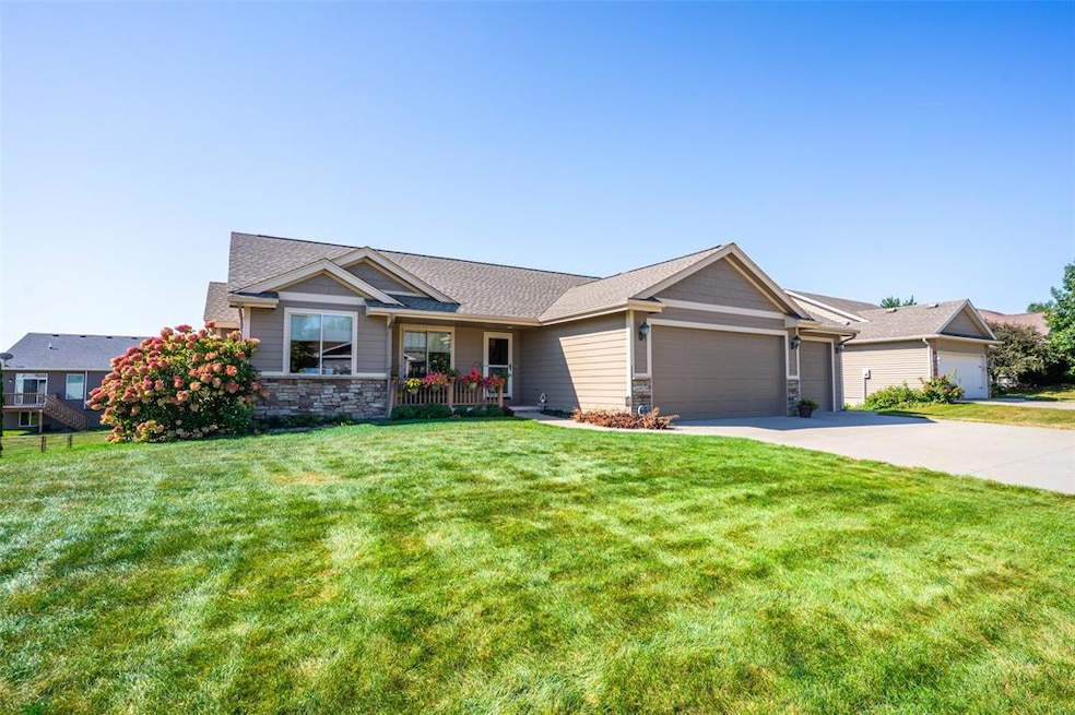 6019 Robin Rd, Pleasant Hill, IA 50327 - photo 1