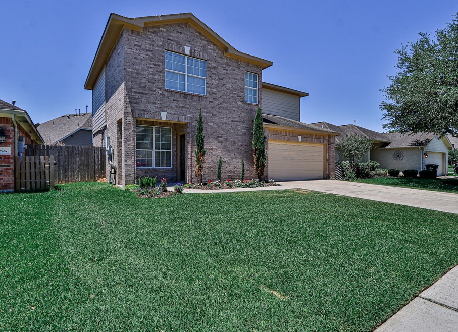1817 Winding Trail Ln, Alvin, TX 77511 - photo 1