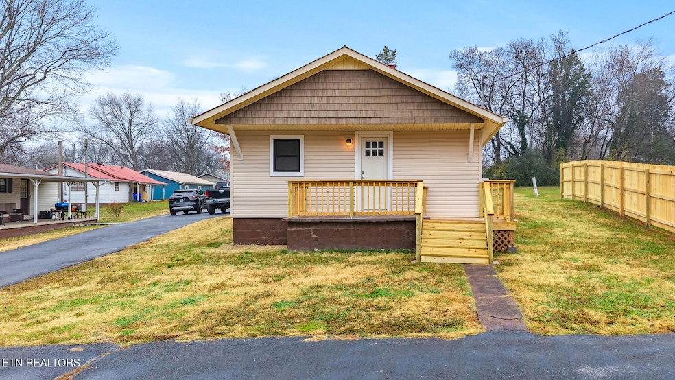 402 Pine St, Madisonville, TN 37354 - photo 1