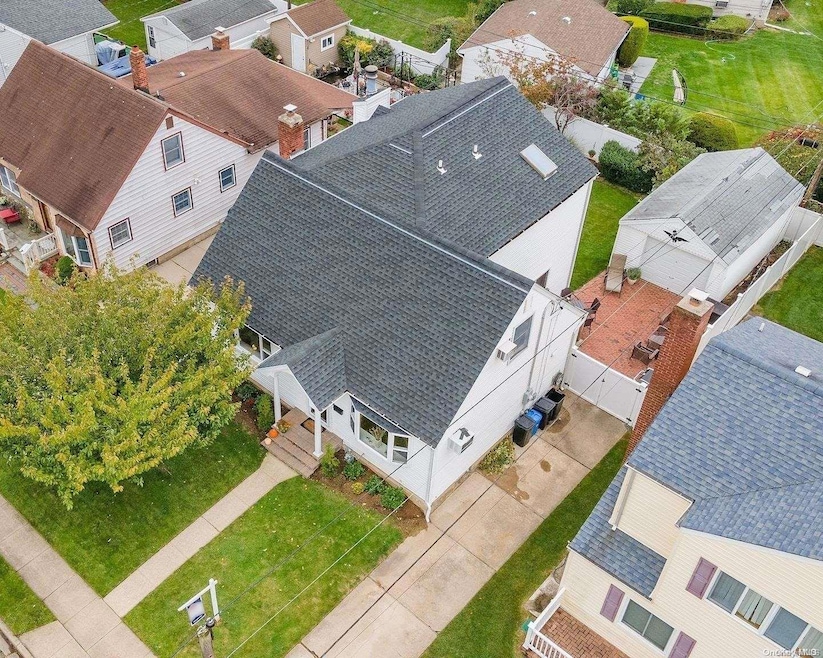 270 Devonshire Dr, New Hyde Park, NY 11040 - photo 1