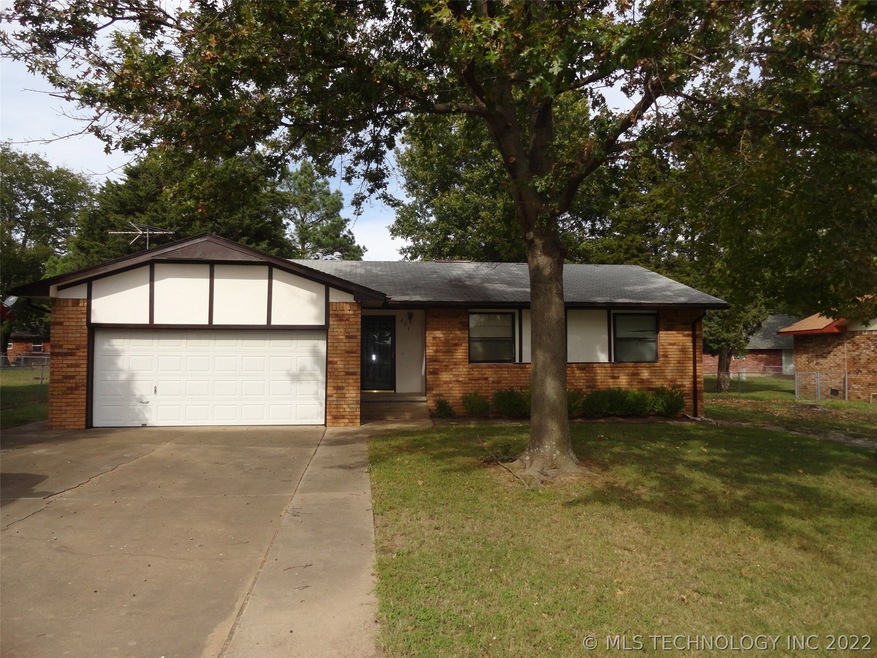 426 E Loy St, Chouteau, OK 74337 - photo 1