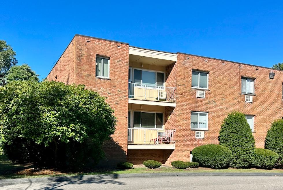 65 Westridge Rd unit E12, New London, CT 06320 - photo 1