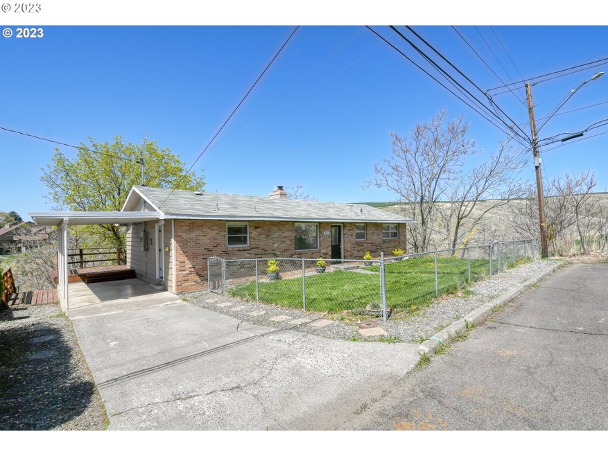 831 NW 5th St, Pendleton, OR 97801 - photo 1