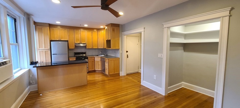 116 Riverway unit 18, Boston, MA 02215 - photo 1