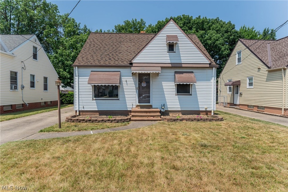 View of front facade with a front lawn