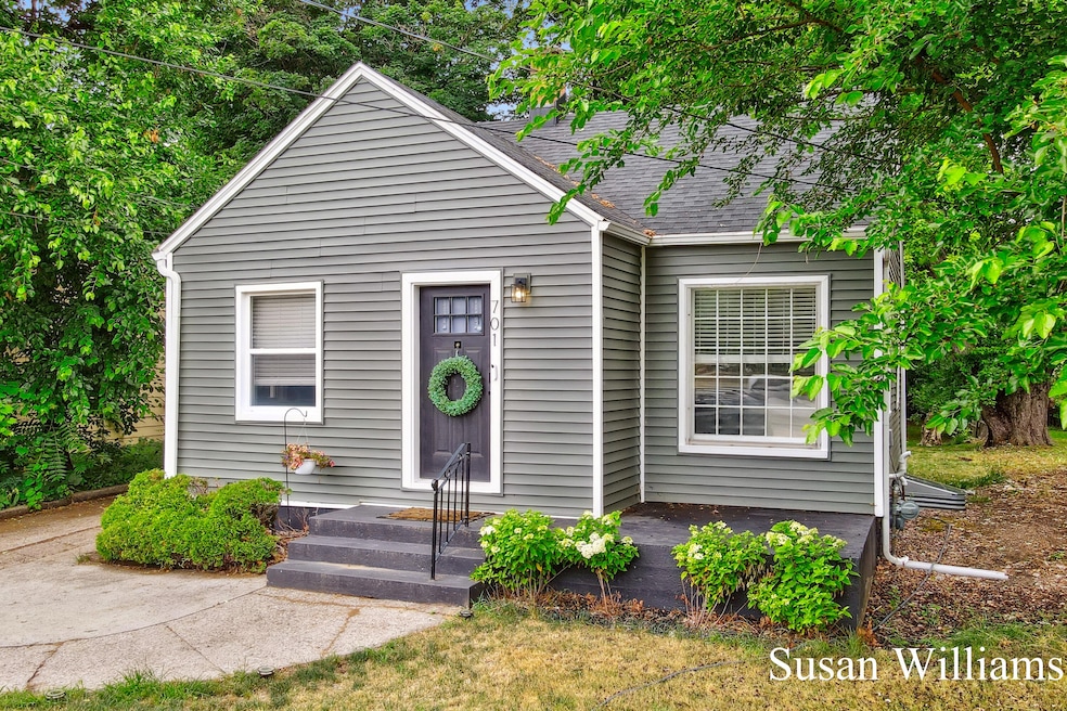 Susan Williams - 701 Fuller NE (35)-3