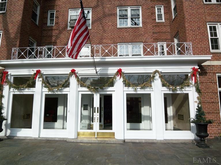 949 Palmer Rd unit 4G, Bronxville, NY 10708 - photo 1