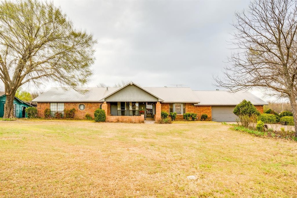 1116 Green Tree Dr, Weatherford, TX 76087 - photo 1