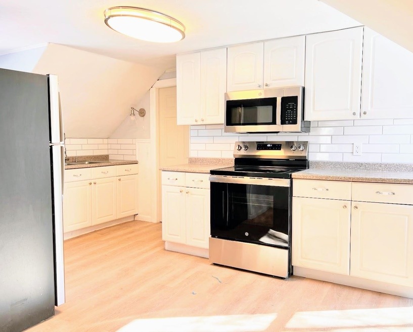 178 Pleasant St unit 2, Claremont, NH 03743 - photo 1