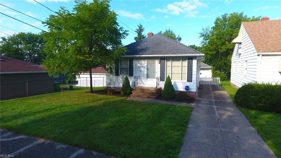 Very nice curb appeal as you pull up to your new home!