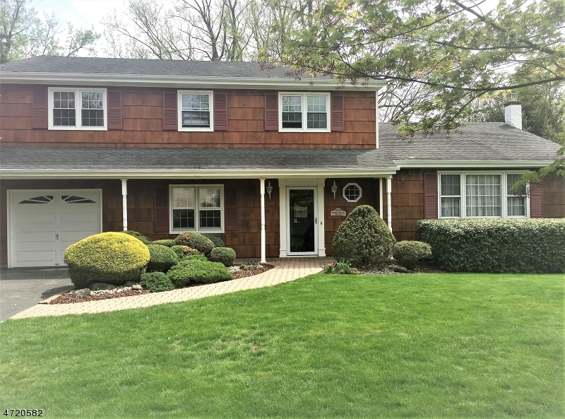 51 Woodcrest Ln, Green Brook, NJ 08812 - photo 1