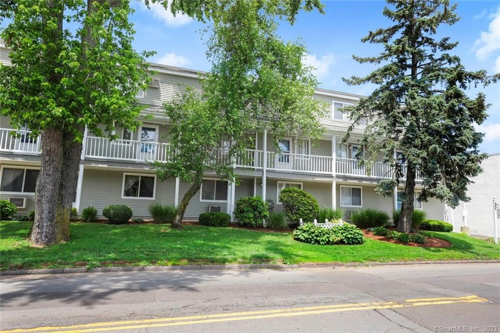 718 Cove Rd unit 12, Stamford, CT 06902 - photo 1