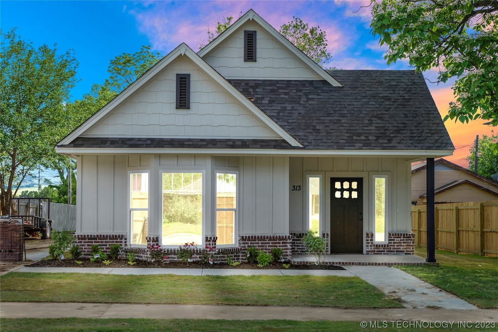 313 W 6th St, Claremore, OK 74017 - photo 1