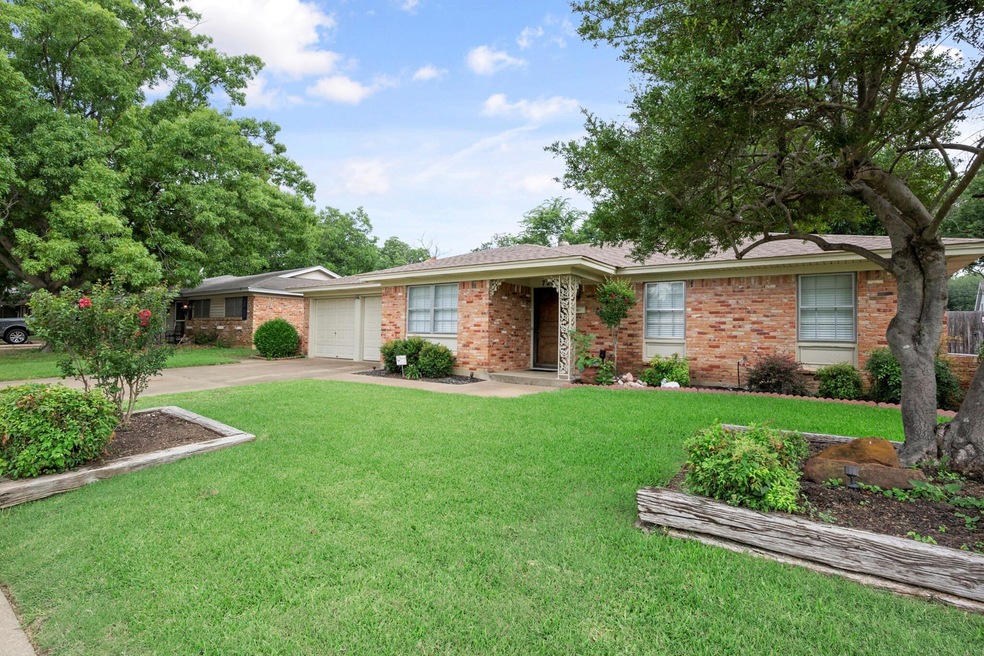 720 Oakwood Ave, Hurst, TX 76053 - photo 1