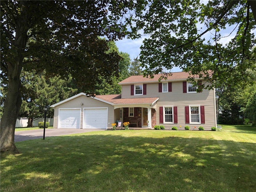 Welcome to 998 High Vista Trail W in Webster! Viny